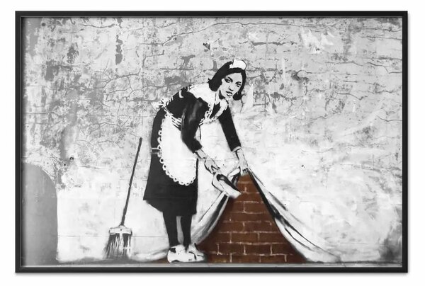 Poster: Cameriera - mural grigio di donna che solleva tenda su muro di mattoni