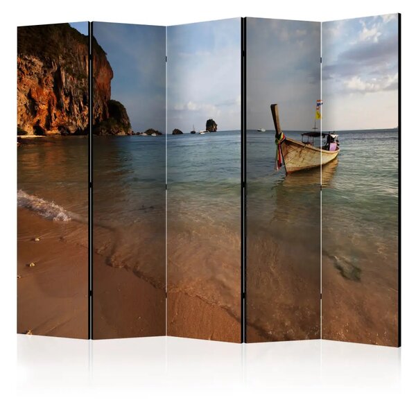 Paravento Andaman Sea II - paesaggio di barche e scogli sul mare