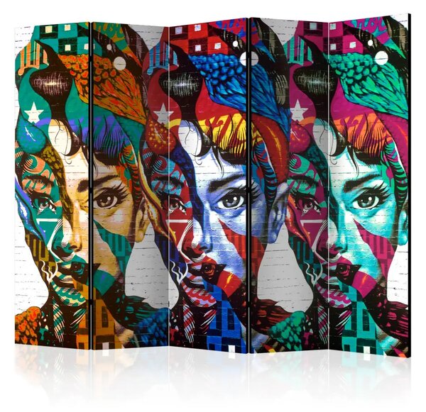 Paravento design Volte di Colore II - tre donne su sfondo di mattoni bianchi