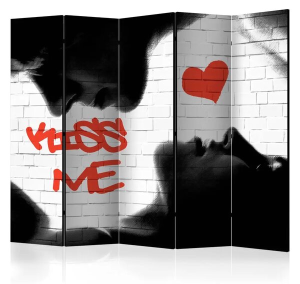 Paravento design Kiss me II - coppia e iscrizioni su muro di mattoni