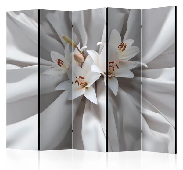 Paravento Gigli sensuali II - fiori di giglio su tessuto bianco