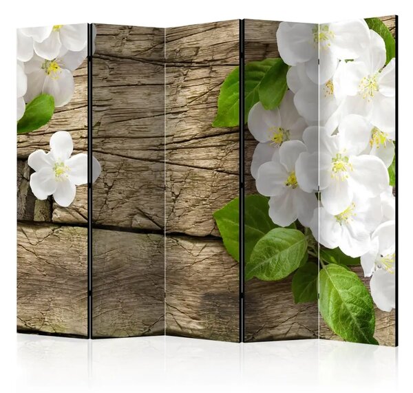 Paravento separè Bellezza Grezza II - Fiori bianchi con foglie verdi su sfondo di legno