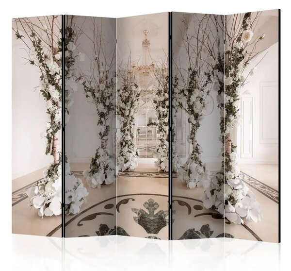 Paravento separè Sala dei Fiori II - Lussuoso corridoio e colonne di fiori bianchi
