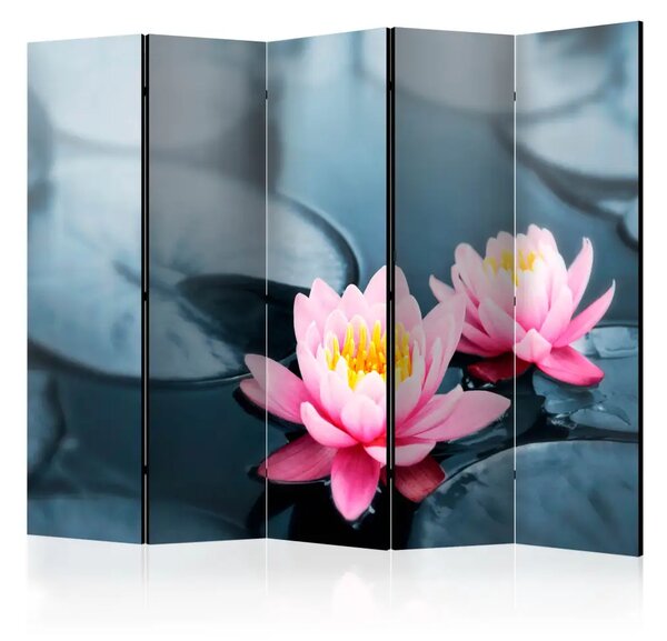 Paravento Fiori di loto II - fiori di loto rosa su sfondo d'acqua