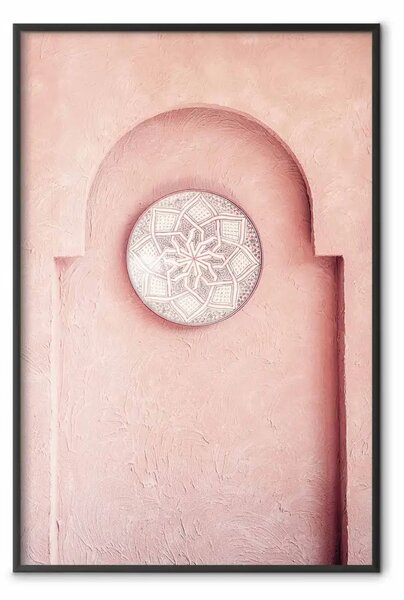 Poster: Nicchia rosa - architettura di muro con cerchio decorativo appeso