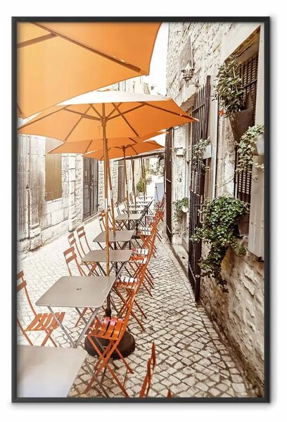 Poster: Mattina estiva - tavolini del ristorante in città italiana