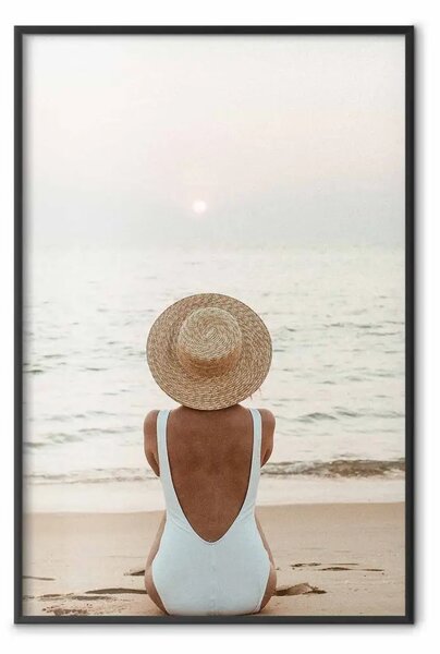Poster: Relax sulla spiaggia - donna sulla sabbia con tramonto