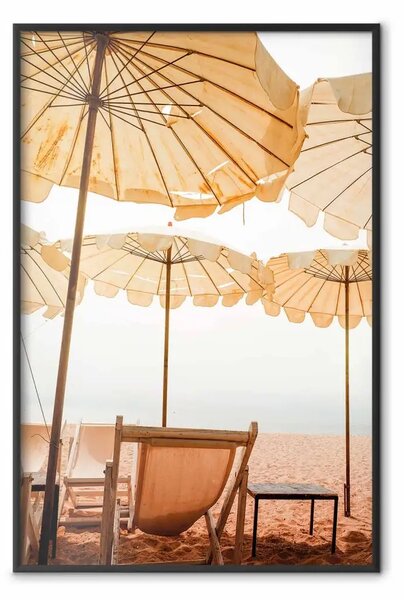 Poster: Alito solare - sdraio sulla spiaggia con mare sullo sfondo