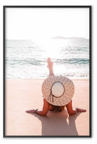 Poster: Idillio sulla spiaggia - donna sul mare tranquillo