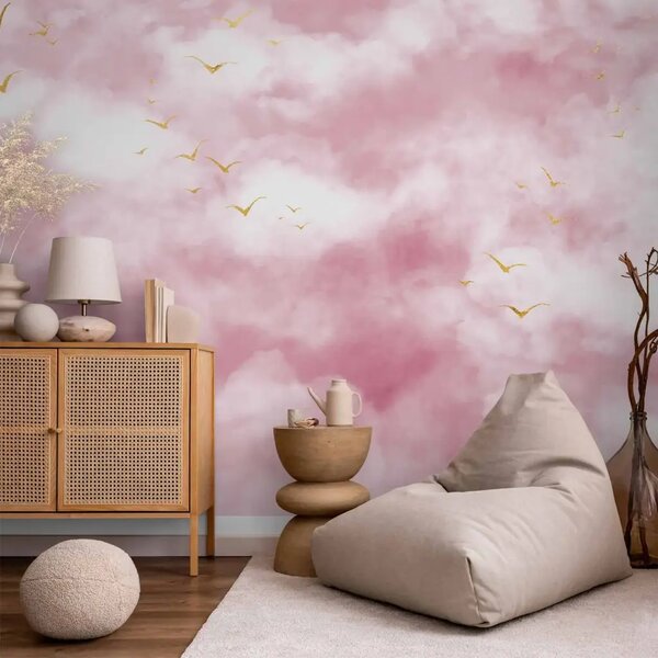 Carta da parati moderna Cielo pastello - nuvole sul cielo in tonalità del rosa cipria con uccelli dorati minimalisti