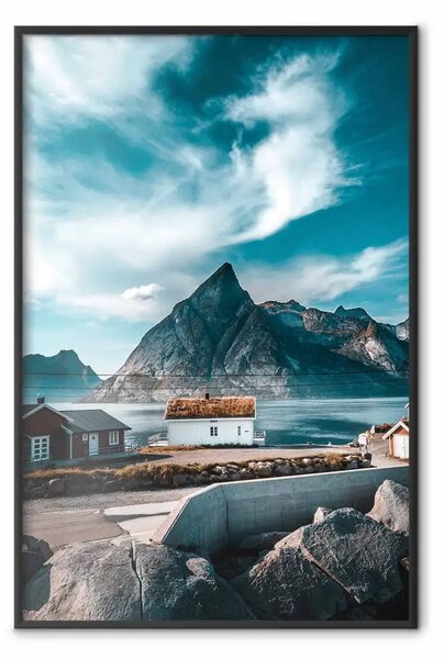 Poster: Casa sulla baia - vista di piccola città su montagne rocciose