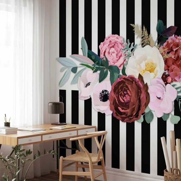 Carta da parati Buon momento - motivi di fiori rosa su sfondo a strisce bianco e nero