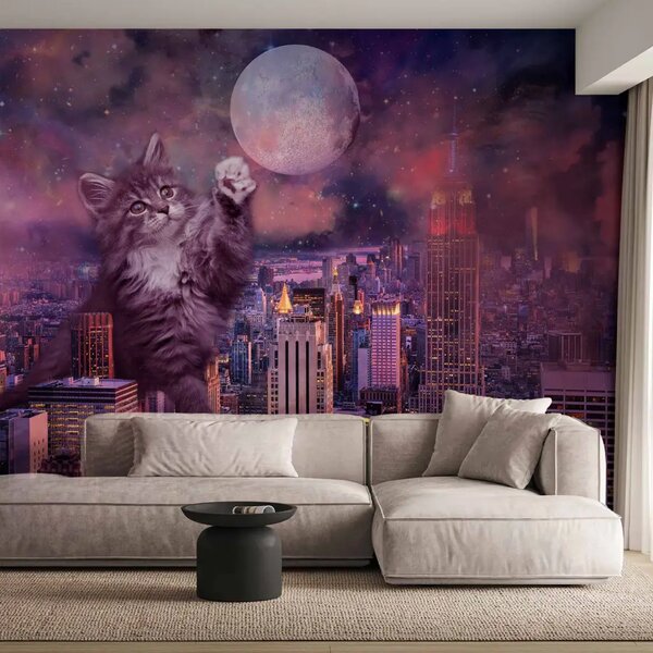 Carta da parati moderna Gatto a New York - motivo viola di un gatto su sfondo di città e luna