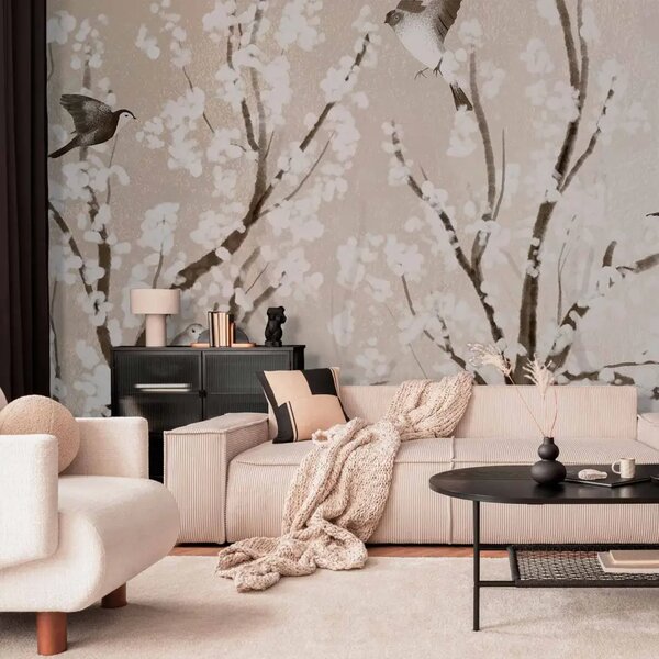 Carta da parati moderna Alberi con fiori bianchi - uccelli su rami su sfondo beige