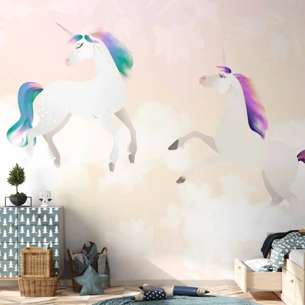 Carta da parati moderna Unicorni magici - cavalli da fiaba tra le nuvole con fiori per bambini