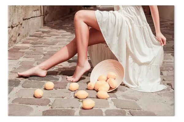 Quadro su tela Limoni al sole - gambe di donna e frutti per terra