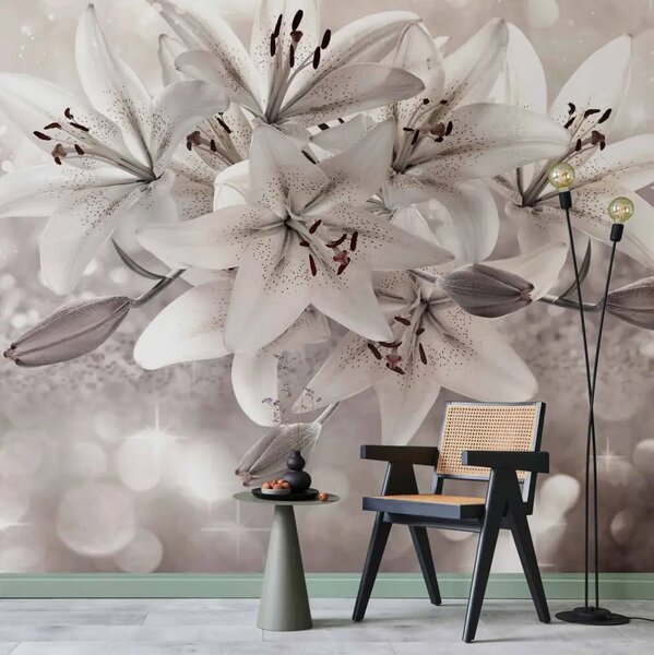 Carta da parati moderna Gigli - fiori beige su uno sfondo decorativo bianco sabbia