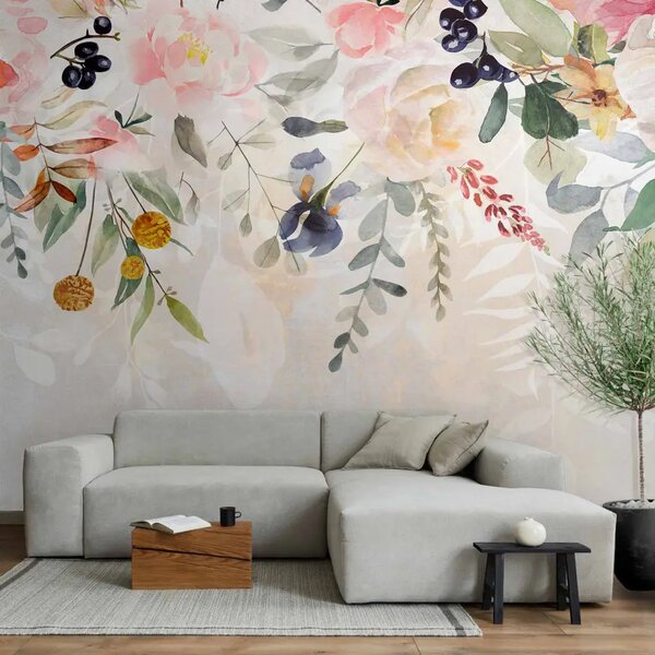 Carta da parati moderna Papaveri di primavera - fiori e foglie acquerellati su sfondo beige