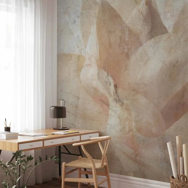 Carta da parati moderna Creatura nebbiosa - sfondo beige e grigio con fiori e scritte