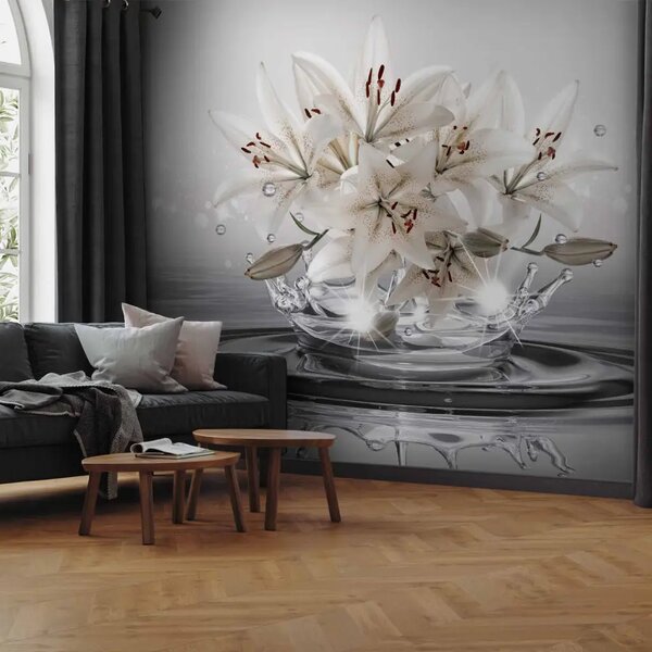 Carta da parati moderna Gigli - fiori color crema chiaro su sfondo bianco in acqua