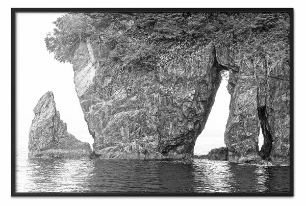 Poster: Roccia solitaria - paesaggio costiero in bianco e nero con vista sul mare