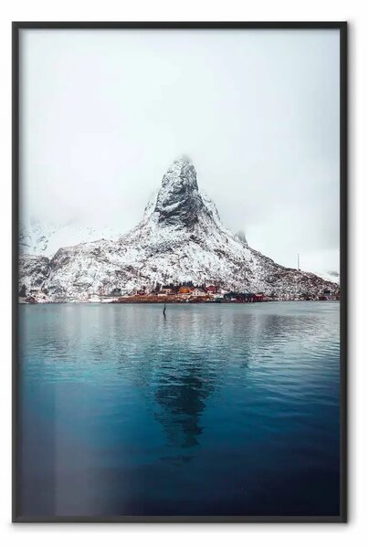 Poster: Identità della bellezza - paesaggio nebbioso con montagne innevate sopra l’acqua