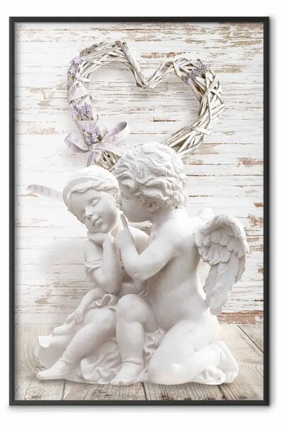 Poster: Sussurro affettuoso - statuine di angeli su sfondo di assi di legno