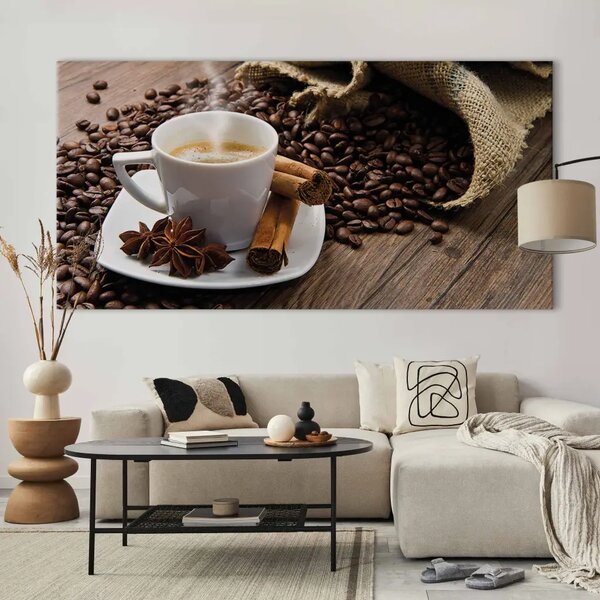 Pausa caffè II - tazza di caffè aromatico su sfondo di chicchi di caffè