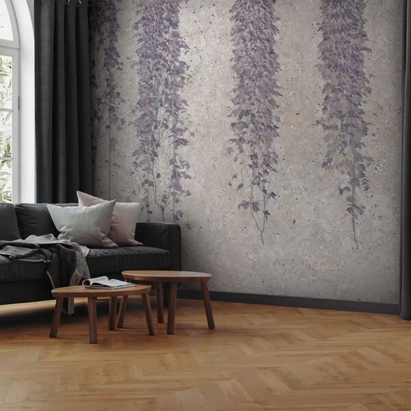 Carta da parati moderna Vite viola - rampicanti appesi a un muro di pietra beige