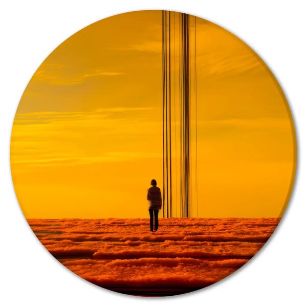 Quadro rotondo Solitudine tra le nuvole - donna contro cielo giallo intenso