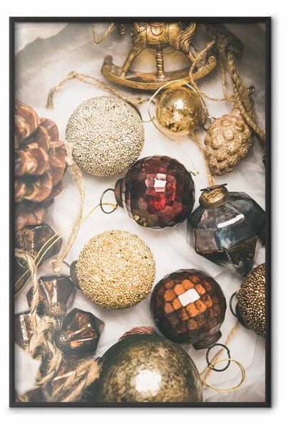 Poster: Decorazioni natalizie - una scatola di decorazioni e baubles colorati