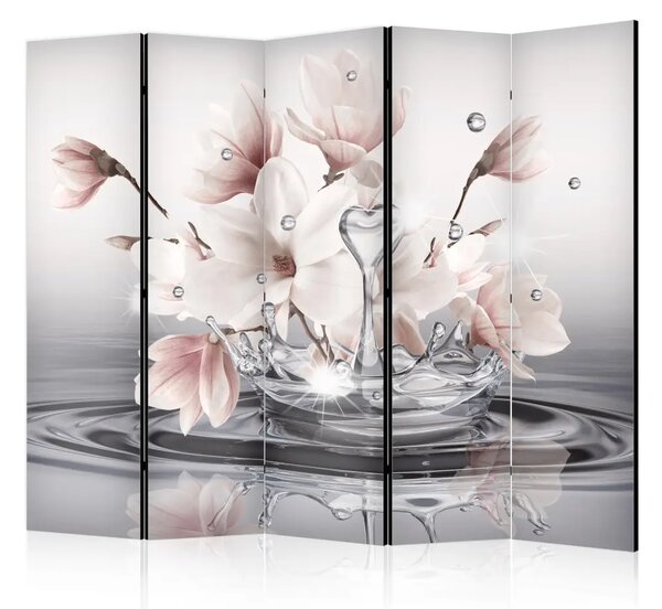 Paravento design Nettare d'amore II - fiori di magnolia nel riflesso della superficie dell'acqua