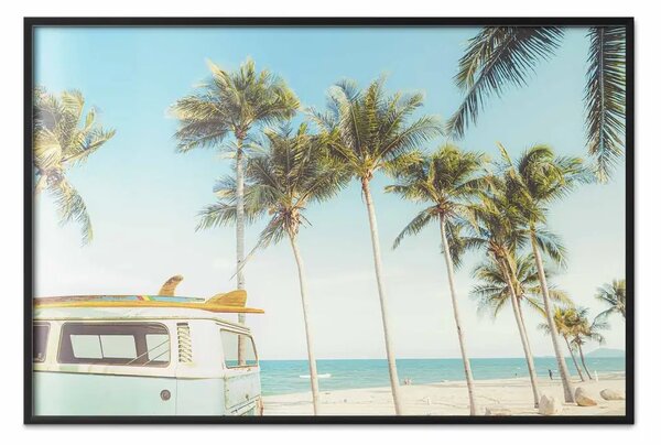 Poster: Camper da surf - furgone con tavole su una spiaggia tropicale