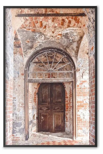 Poster: Un arco ornato - una porta di legno in un antico edificio in mattoni