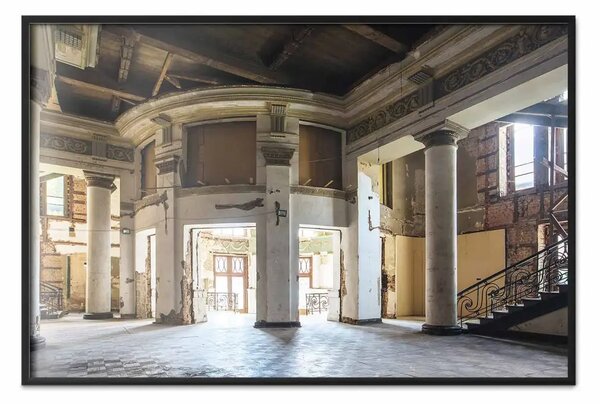 Poster: Ampio foyer - interno trascurato con colonne e decorazioni