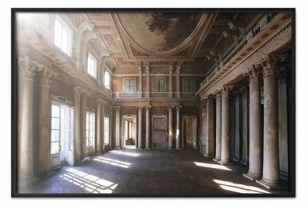 Poster: Interno del palazzo - ampia sala con alte finestre e colonne