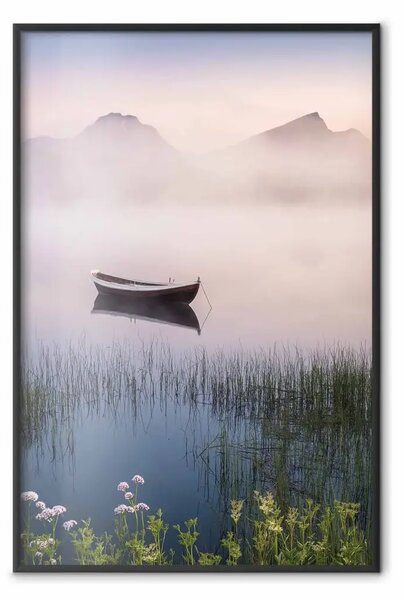 Poster: Paesaggio nebbioso - lago con barca e montagne nella nebbia