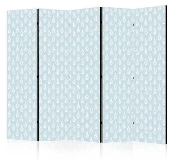 Paravento Ornamento delicato - elegante composizione di foglie su sfondo azzurro