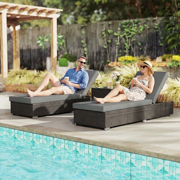 Outsunny Set 2 Sdraio da Giardino in Rattan con Tavolino Laterale e Schienale Regolabile, 184x60x22 cm, Grigio Scuro | Aosom Italy