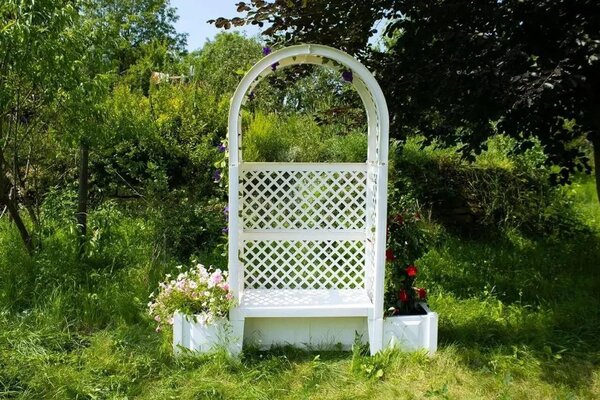 Panchina da giardino KHW "Amsterdam" con 2 fioriere, arco per rose e traliccio in plastica di alta qualità. Resistente ai raggi UV e alle intemperie. 174x49xH207 cm. Colore: bianco