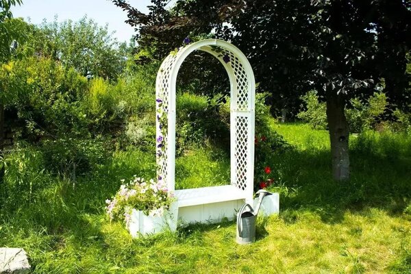 Panchina da giardino KHW "Bruxelles" con fioriere e arco per rose in plastica. Dimensioni: 174 x 49 x H 207 cm; colore: bianco