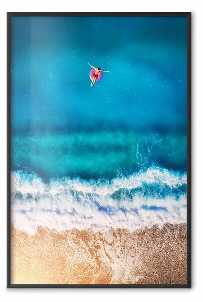 Poster: Bagno in mare - donna su materassino sull'arena con mare blu