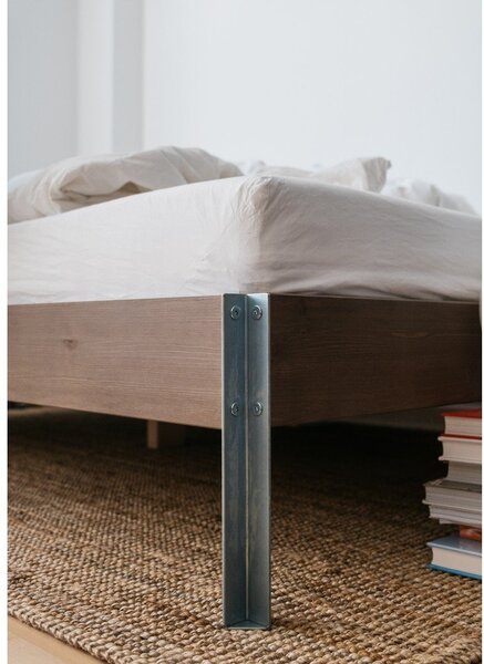 Letto matrimoniale di colore naturale in pino massiccio senza testiera con rete inclusa 180x200 cm Core – Karup Design