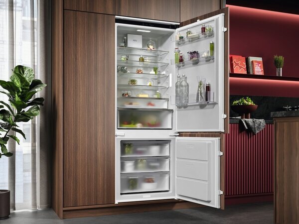 Aeg Frigorifero da Incasso Combinato Capacit 375 Litri Classe energetica D Raffreddamento No Frost colore Bianco - NSC8T751DS
