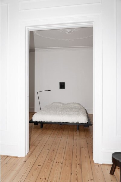 Letto matrimoniale nero in legno di pino con griglia 180x200 cm Japan - Karup Design