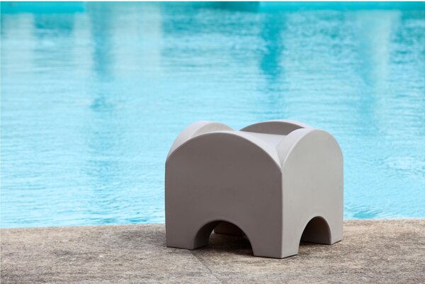 Tavolo basso In Polietilene Modello SUNSET Dimensioni 50x50x h 45 cm Per arredare al meglio uno spazio in giardino o a bordo piscina uso interno esterno colore tortora