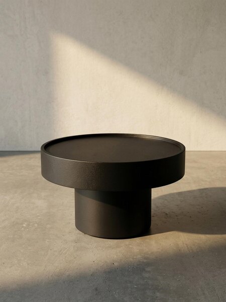 Tavolino nero, metallo, design unico a fungo. 60x60x36 cm | Kadima Design