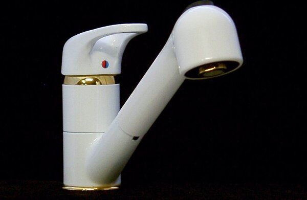 Miscelatore monocomando da lavello con doccetta estraibile, colore bianco-oro. Bassa pressione