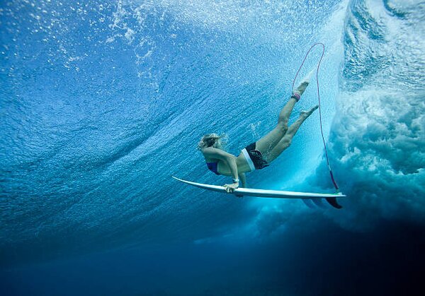 Fotografia artistica Female Pro surfer at Cloud Break Fiji, Justin Lewis, (40 x 26.7 cm)