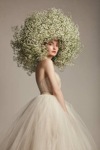 Fotografia artistica Portrait of beautiful girl with flower wreath, Vasilina Popova, (26.7 x 40 cm)